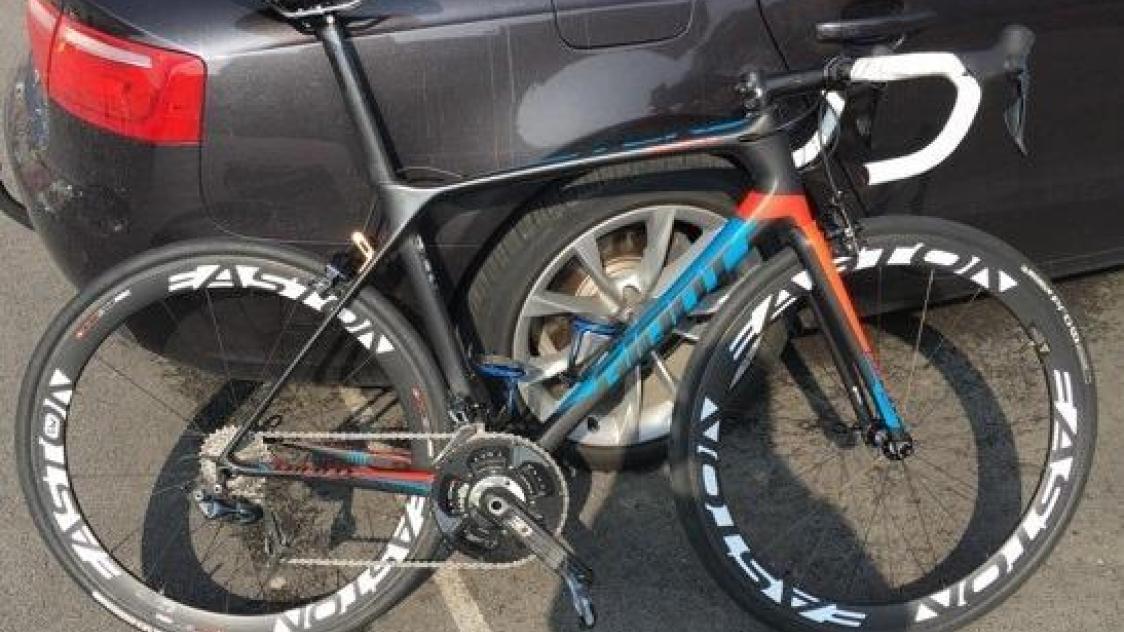 Priv de son v lo de course la suite d un vol Soissons le